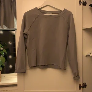Fin tröja från hunkydory  - Tröjan är lite croppad men inte alls mycket. Annars är den i ett bra skick🥰