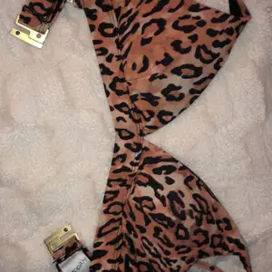 Leopard mönstrad bikini överdel i storlek S