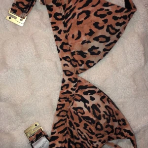 Leopard bikini  - Leopard mönstrad bikini överdel i storlek S