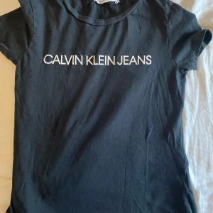 Calvin klein T-shirt  - En fin calvin klein T-shirt som passar till allt. Väldigt simpel och fin. Knappt använd och i väldigt fint skick. Nypris 400 säljer för 150. Ink frakt