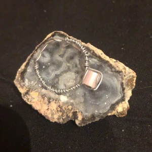 En fin ring!  - Säljer en fin ring 💍 (handgjord) kommer att göra flera💕 man kan ha den på vilket finger som helst och den går att göra mindre om man trycker på den lite 💗 det kommer med en klubba med i paketet!💕 frakten går på 11 kr ;) passa på många!