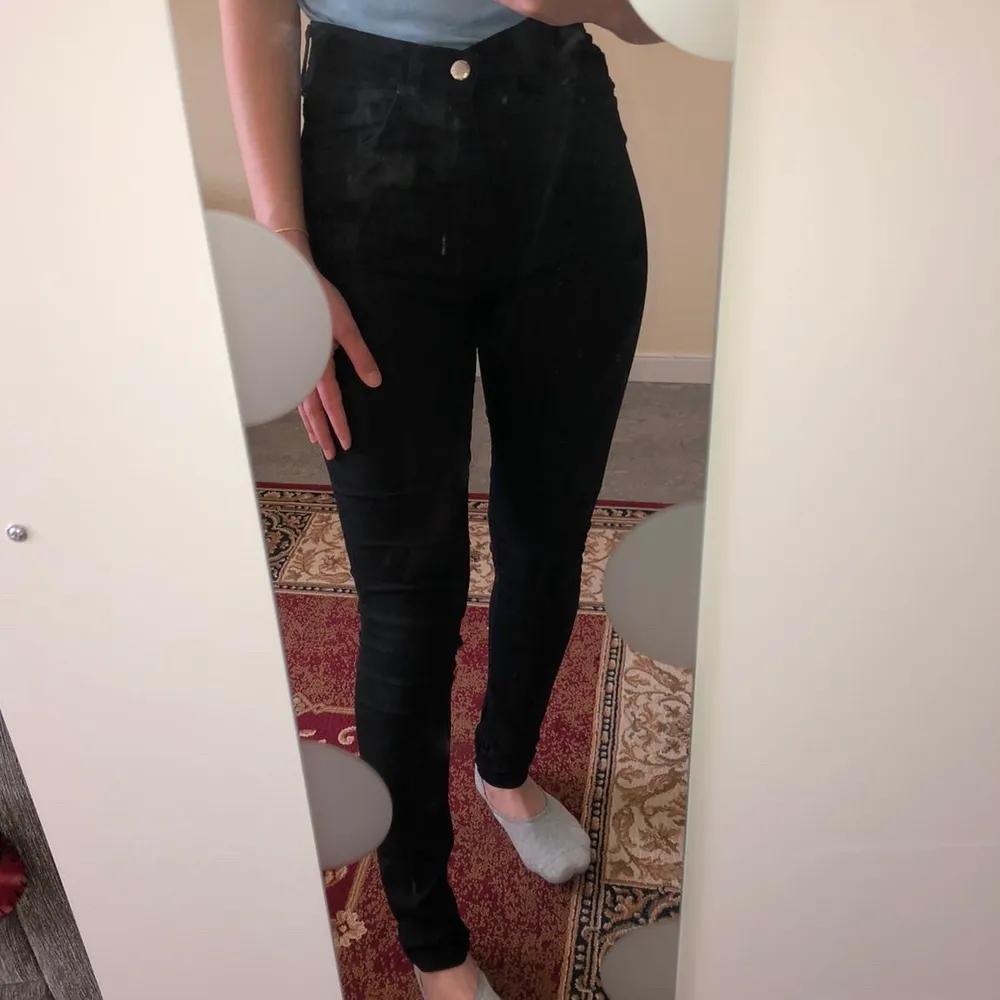 Svarta jeans, nyskick! Lite för långa för mig så skulle säga att de skulle passa 160-165 cm. Highwaist, slimfit. Frakt tillkommer! Skriv om du undrar något 🥰 (obs! Spegeln är smutsig). Jeans & Byxor.