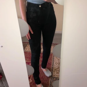 Svarta jeans  - Svarta jeans, nyskick! Lite för långa för mig så skulle säga att de skulle passa 160-165 cm. Highwaist, slimfit. Frakt tillkommer! Skriv om du undrar något 🥰 (obs! Spegeln är smutsig)