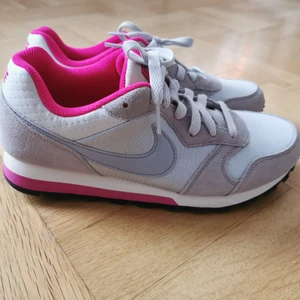 Nike sneakers, oanvända - Jättefina Nike sneakers, de är helt oanvända då de tyvärr var för små för mig. Har legat i garderoben i ca 2 år, därför finns ej originalförpackning kvar. 