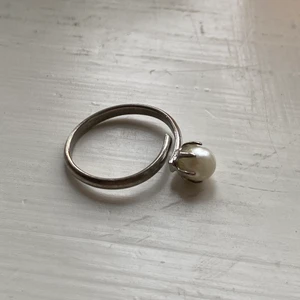 Ring med pärla  - Silverring med pärla (inte äkta pärla) köpt på vintage butik. Passa alla då den är justerbar 
