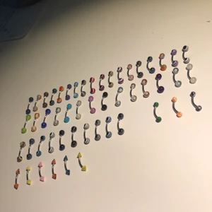 Bananabell - böjd stav - Piercingsmycken. Böjda stavar med cola motiv och färger på kulor och koner. De är 1,2 mm tjocka. Dessa är sista i lager av denna typ! Passa på att köpa nu +frakt