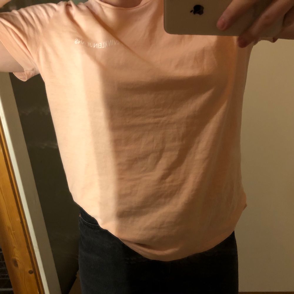 Jag säljer denna nästan helt oanvända t-shirt. Köpt för ca 300 kr, säljer för 60 kr+frakt:) Säljer pga ingen användning & passar inte i rosa. Storlek M men passar även mindre eller större beroende på hur man vill ha passformen. T-shirts.