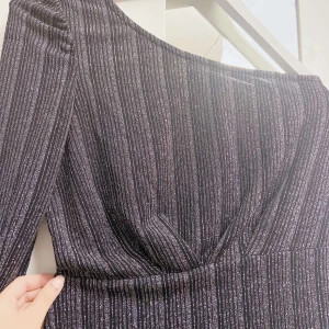 Vero Moda glittrig klänning - Säljer denna superfina glittrig klänning från Vero Moda✨. Är helt ny, har knappt använd, superbekvämt klänning med en bar axel, storlek är i XS, den är rätt stretchig så skulle kunna passa även S till och med M. Köpte den för 500kr, men buda på klänningen i kommentarerna om du är intresserad ✨ vi börja på 100kr ✨✨💖💖 Om ni har frågor, intresse eller vill har fler bilder kontakta gärna mig💖💖