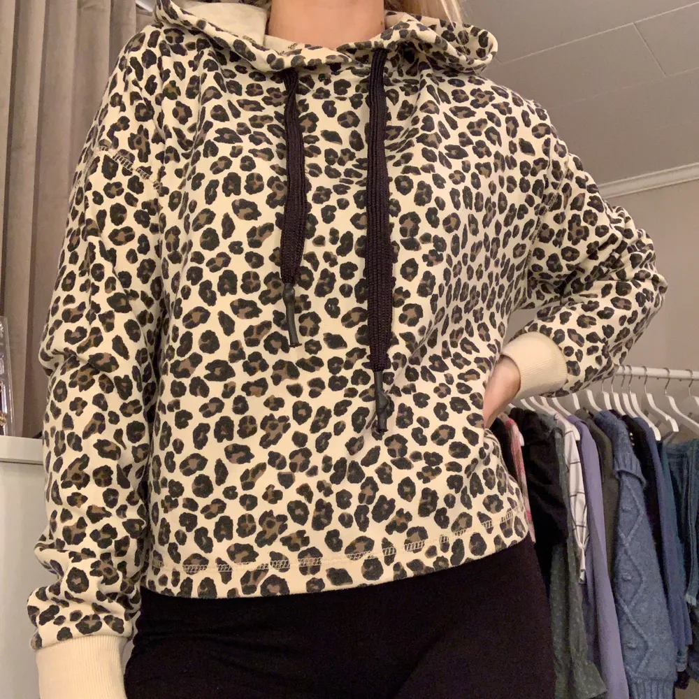 Jättecool och mysig hoodie med leopardmönster.           Köparen står för frakten❣️                                                                Priset går att diskutera vid snabb affär😊. Hoodies.