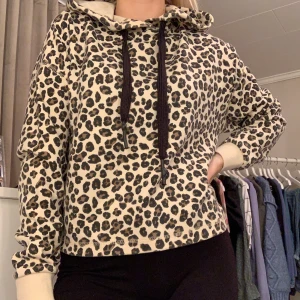 Leopard hoodie  - Jättecool och mysig hoodie med leopardmönster.           Köparen står för frakten❣️                                                                Priset går att diskutera vid snabb affär😊