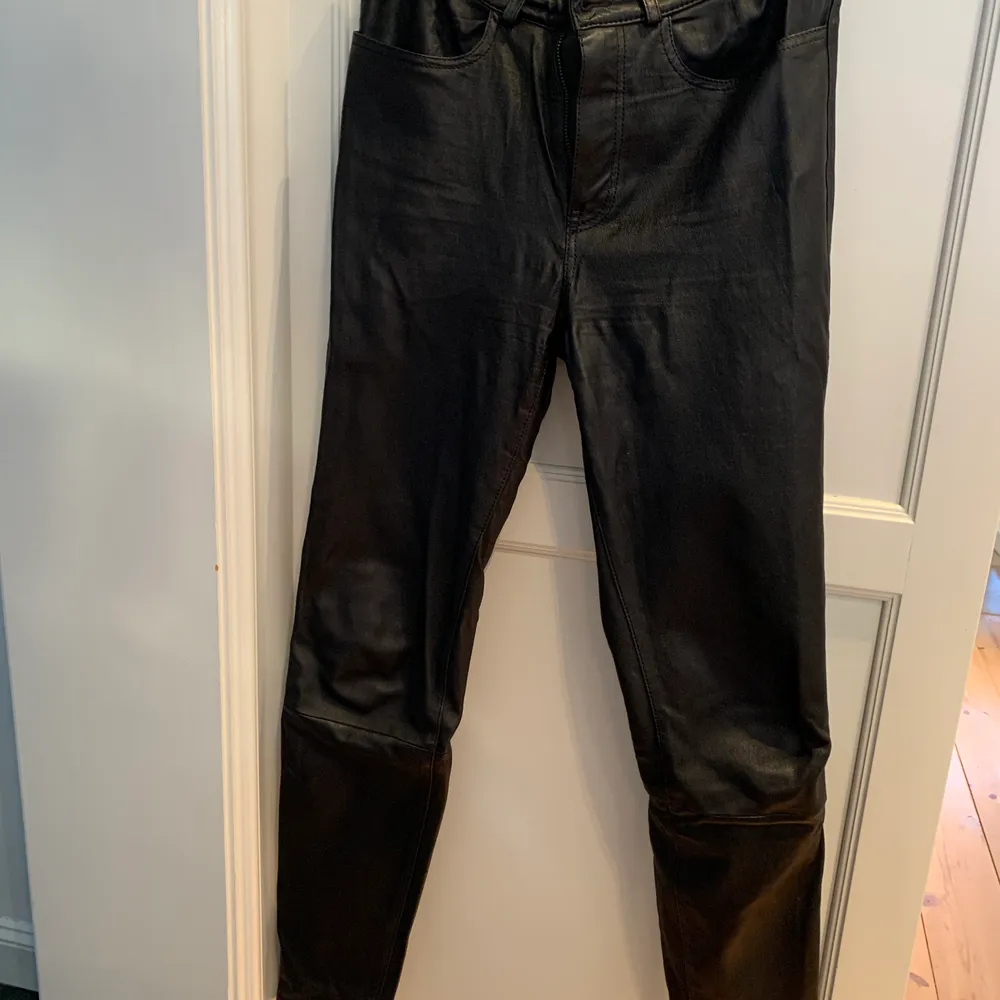 svarta läderbyxor från hm premium quality. Tight modell med fickor fram och bak. Stl 36, normal i storlek men ganska tight i midjan (höga i midjan). Nypris 2499kr, använda ett fåtal gånger.. Jeans & Byxor.