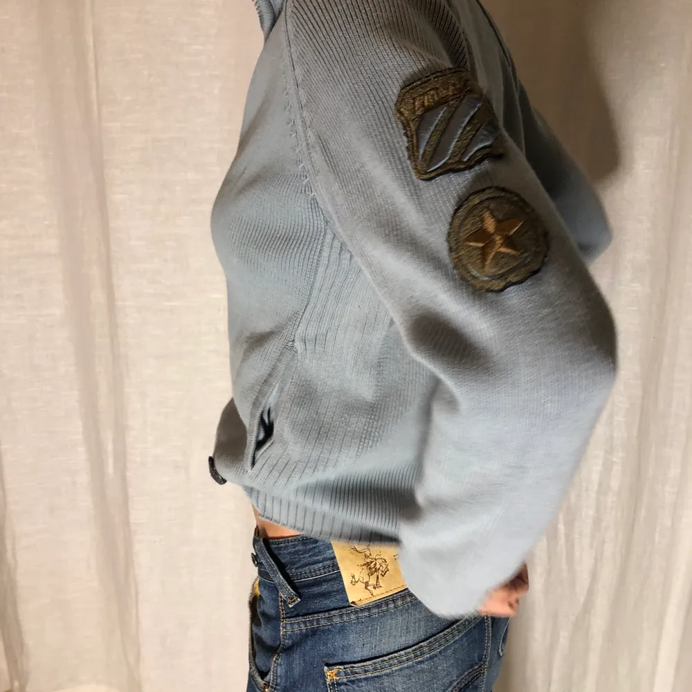 Cool zipper tröja med detaljer 🤑 personen är 170 cm💗. Tröjor & Koftor.
