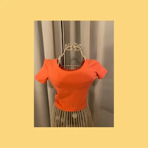 Croptop - Orange croptop i storlek XS🧡 i använt skick. Pris: 20kr+frakt🚚