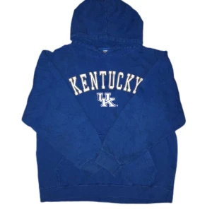 Vintage Kentucky hoodie (collage hoodie) - Vintage hoodie som tyvvär var för liten för mig. Jag tog bilden i skugga det är därför den typ ser smutsig ut, men den är helt ren och inte smutsig. Den är storlek ”M” men sitter mer som en ”S”. Jag säljer den för 400kr inklusive frakt.
