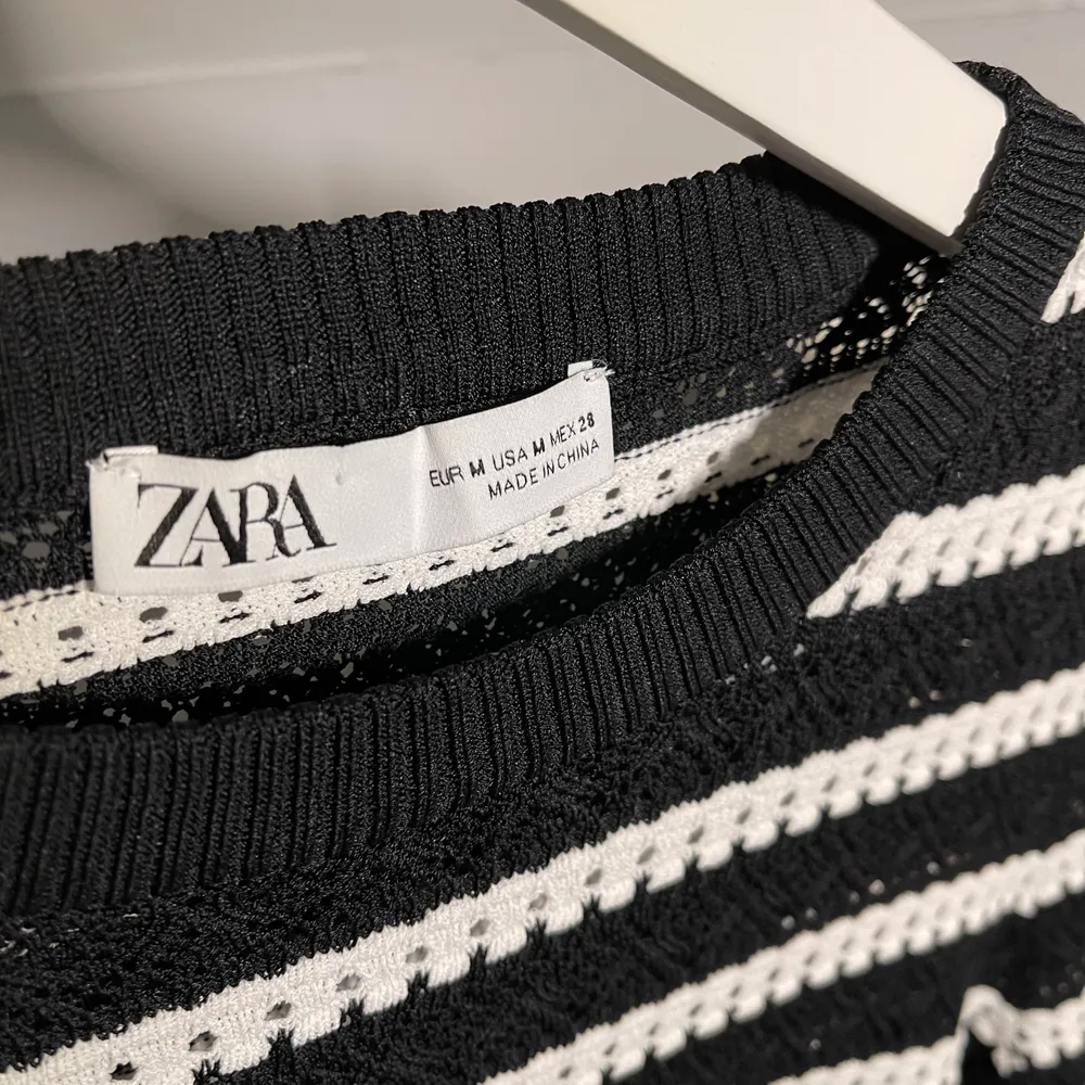 Superpopulär tröja från ZARA som jag säljer vid bra bud, Storlek M 🐻 Frakt tillkommer, gärna av dig vid frågor❤️ (första bilden lånad) BUD: 350 + Frakt. Toppar.