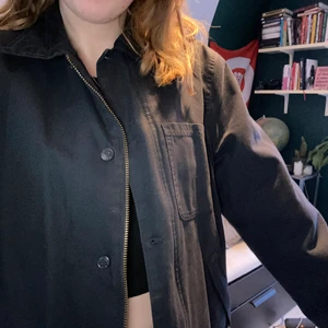 Dickies inspirerad jacka från Weekday - Weekday jacka i fint skick! Använd ett fåtal gånger. Fodrad inuti, så den är varm. Fodret inuti är lila och jackan är mörkblå. Kragen är i manchester. Storlek M men passar nog L och oversised på S. Köpt för 350 kr på Afound. Köpare står för frakt.⭐️