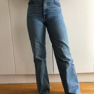 Säljer mina favorit jeans från zara i modellen wide leg. Är i bra skick och klippta efter min längd (163 cm). Köparen står för frakten🥰 Buda gärna i kommentarerna❣️