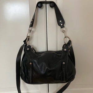 Skinnväska - Cool retro skinnväska från WERA. Många fack! Liten skada (se 2a bilden) inget som syns dock. Skriv för mer bilder!! Avtagbara band! Ett längre band samt ett kortare. 