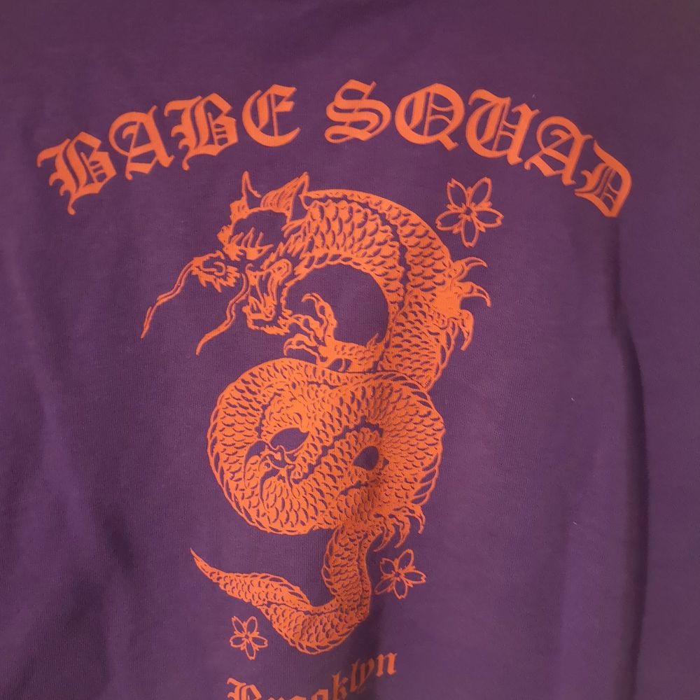 En lila croppad hoodie med tryck, främst på ryggen. Det står female future på ärmarna, och babe squad på ryggen.🌼. Huvtröjor & Träningströjor.