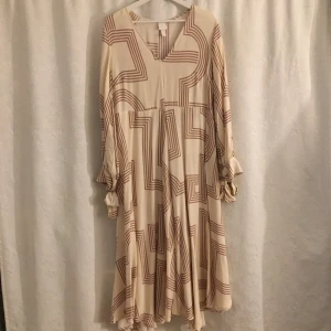 Klänning - En lång härlig klänning från H&M som användes en gång, kostade 400:-. Frakt tillkommer:) Den funkar som en härlig oversize klänning för mindre storlekar också!