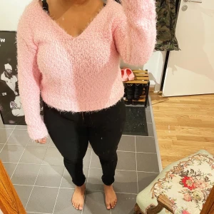 Tröja - Rosa fluffig v-ringad tröja köpt på Nelly. Använd ett fåtal gånger och är i gott skick. Strl M. 70 kr + frakt