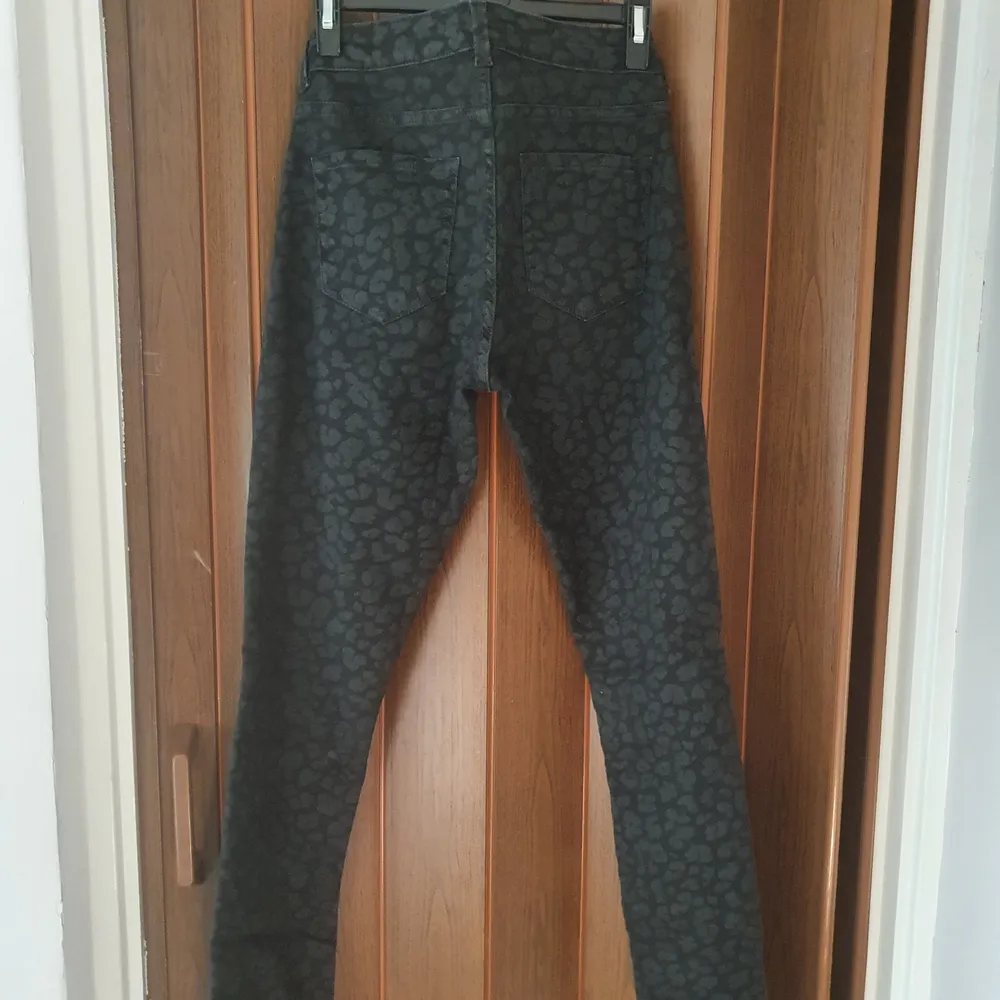 Bekväma jeans i stretchigt material. Oavnända med lapparna kvar. Det är svarta leopardmönster på dom . Jeans & Byxor.