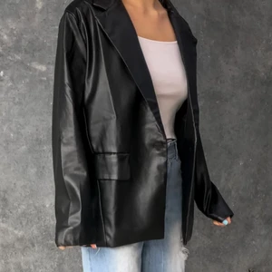 Skinimitation jacka - ❕INTRESSEKOLL❕Jättecool jacka i skinimitation från shekou. Aldrig använd. Storlek S (den är en aning oversize). Köpt för: 504kr +frakt+tullavgifter (tog ca 6 månader så rekommenderar starkt att INTE beställa från shekou) . Kan skicka fler bilder vid intresse.