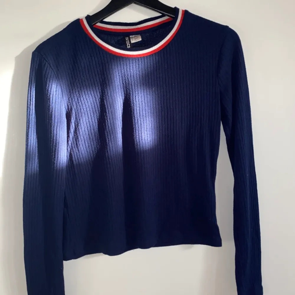 En tröja i mörkblå från H&M. Storlek S. Tröjor & Koftor.