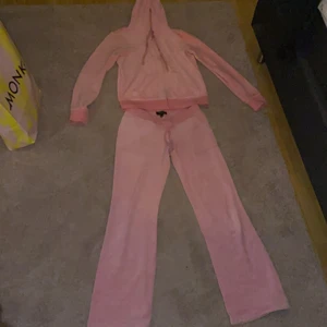 Juicy couture set - Byxorna är xs utsvängda och tröjan är M då jag ville ha den lite större! Hela settet är köpt för 2200kr men säljer för 700kr!🥂🥂💞 BYXORNA ÄR SÅLDA! 300:- för tröjan.