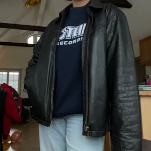 Skinnjacka  - En svart skinnjacka som är köpt second hand för 850kr. Absolut den perfekta skinnjackan men inte riktigt min stil, tror någon annan kommer rocka den här MYCKET mer än jag☺️