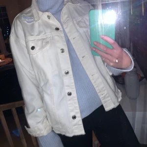 Vit jeansjacka! - Fin vit jeansjacka från bershka! Sparsamt använd! Köparen betalr för frakt <3