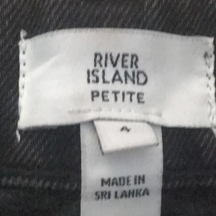 Säljer mina river island petite mom jeans i storlek 30. De är köpta från ASOS och använda ett fåtal gånger! 💓 frakt tillkommer. Jeans & Byxor.