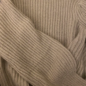 Stickad tröja - En fin grå stickad tröja med ballongärmar ifrån NA-KD! 💓 Använd 1 gång så i nyskick!!