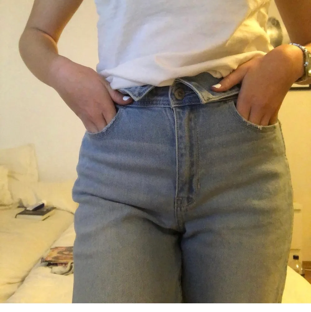 högmidjade mom-jeans från Hollister. köpte dom i somras men dom kommer inte till användning. sitter som en smäck och är jättesköna!💙✨. Jeans & Byxor.