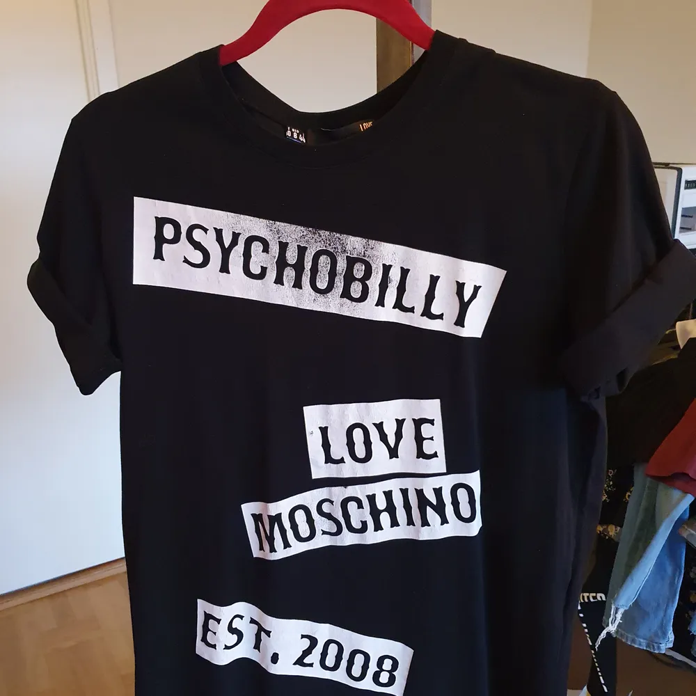 Supersnygg tshirt från märket love moschino storlek medium . T-shirts.