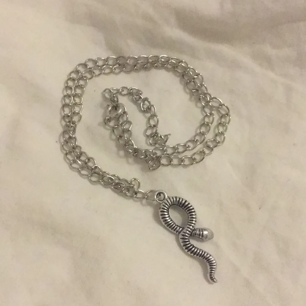 Halsband med orm, det är INTE äkta silver. Frakt på 12 kr tillkommer. Vill han ha en bild hur det ser ut på så kan det ordnas. 💕. Accessoarer.