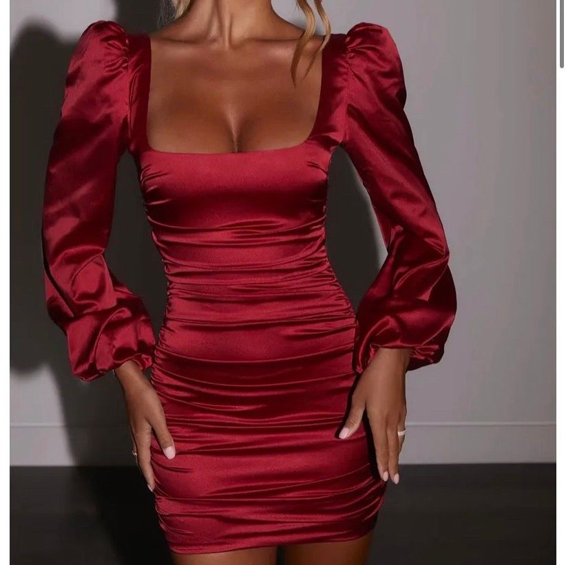 Super fin röd klänning från ohpolly i storlek 32! Endast använd 1 gång💕Kan mötas upp i Stockholm men även frakta, köparen står då för frakten dvs 66kr spårbart💕💕. Klänningar.