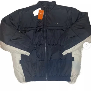 DEADSTOCK 00s VINTAGE NIKE PUFFER JACKET REVERSIBLE IN BLACK / BEIGE - Intressekoll! Funderar på att sälja mig vändbara vintage puffer från Nike vid bra bud! Snygg och jättebra skick! Bilder tagna från depop men kan även lägga ut egna. Går att bära åt båda hållen eftersom den är vändbar. Lämna kommentar vid intresse😌🤜🏽
