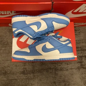 Nike Dunk Low ”Coast” - Hej. Jag säljer ett helt nytt par Nike Dunk Low ”Coast” i storlek 37,5 för 2900kr.                        Fraktar samma eller nästa dag efter betalning.     Skriv gärna om du har frågor eller vill ha fler bilder.