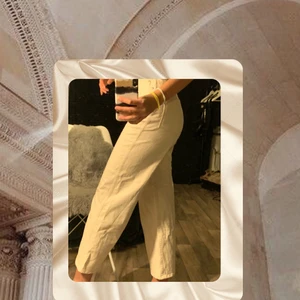 Mom jeans - Snygga beiga mom jeans som är för små för mig. Köpta på weekday! Storlek S , frakt kostnad 79kr