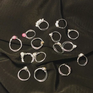 Ringar - Om man vill kan man bestämma vilken färg man vill ha på ringen! Gör ringen finare innan frakten🤩