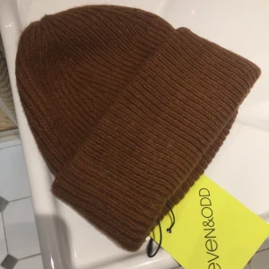 Ny beanie mössa - Sprillans ny beanie, prislappen kvar. Köpte fel färg, helt oanvänd men så snygg! 