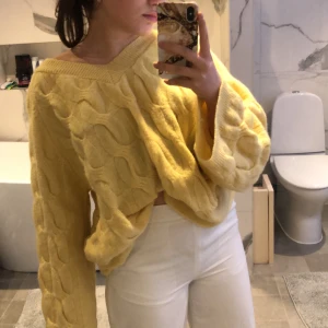 Stickad långärmad  - Så fin stickad tröja men som tyvärr bara hänger i garderoben. Den är i storlek XL men jag själv brukar ha S/M i tröjor, sitter som ett oversize plagg på mig. Starbud 129kr+frakt. Har du några frågor så är det bara att skriva!💕😊