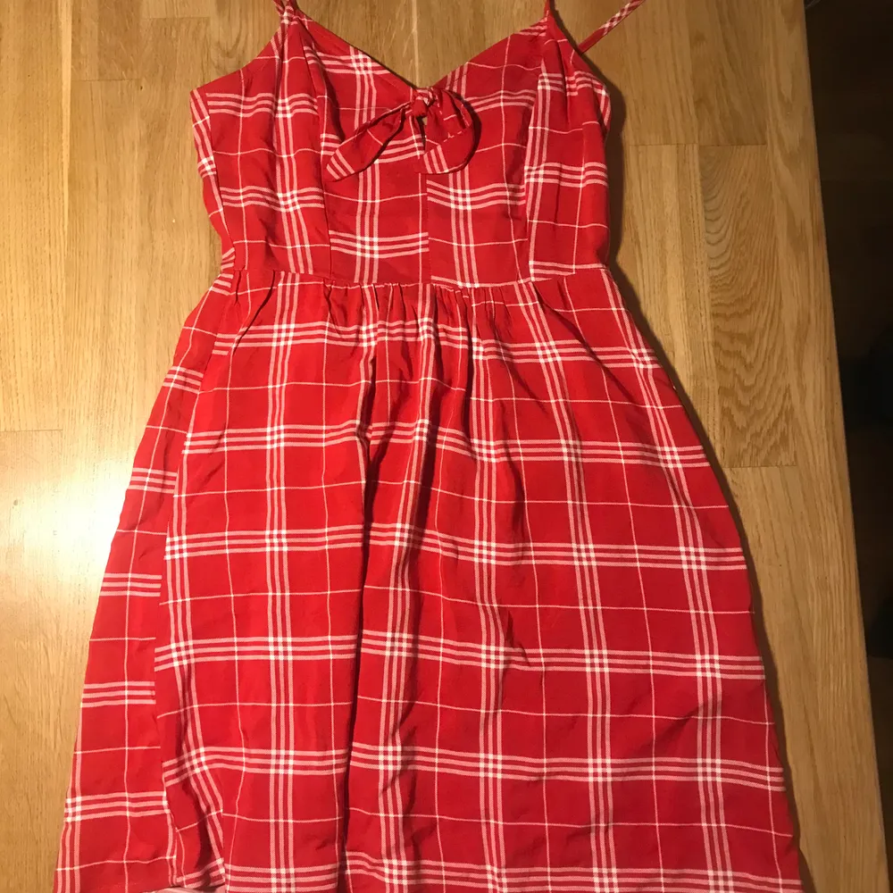 En röd klänning från HM i storlek 34. Har aldrig använt den. . Klänningar.