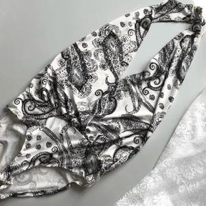 Body baddräkt - Body i sim-material så går att använda som baddräkt eller body. Denna bodyn är så fiiin till ett par byxor eller en kjol. Den djupa ryggen och urringningen gör den speciell o det blir så bra tillsammans med mönstret. Jag har för små bröst för den tyvärr annars hade jag behållt den 100%