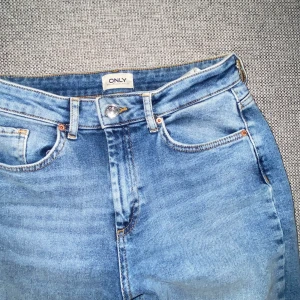 mom jeans - säljer dessa blåa ”mom” jeans från only, använda ca 3-4 gånger, sitt verkligen som en smäck på💕