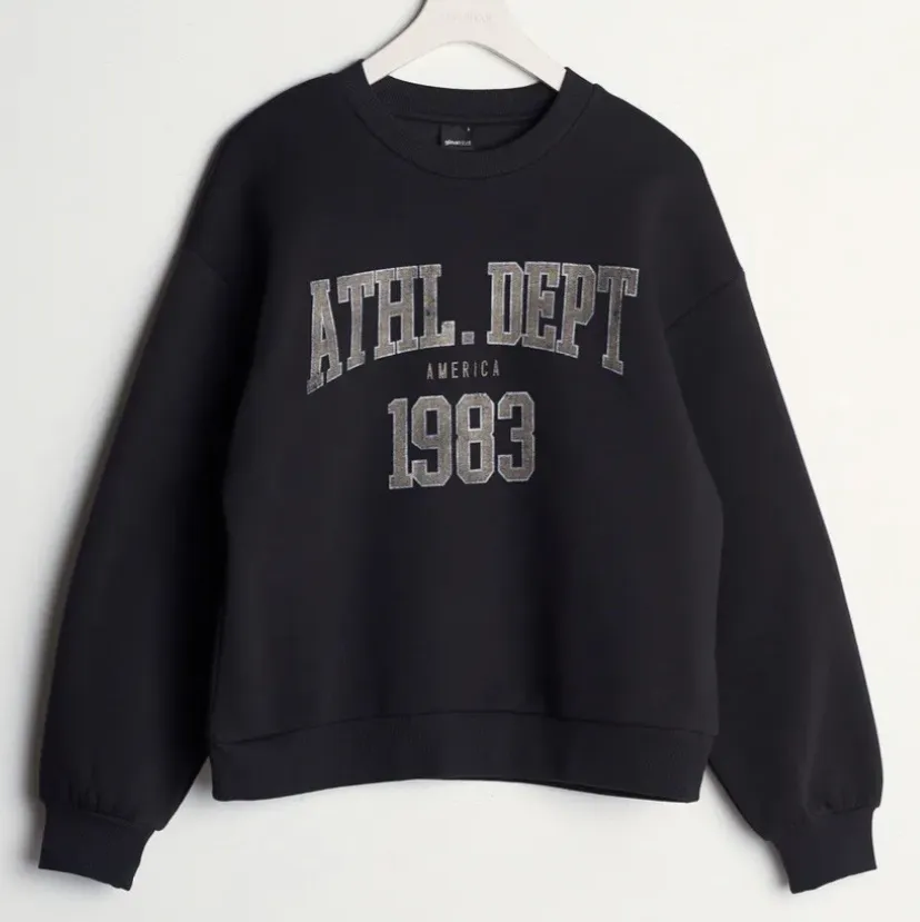 Oversized vintage sweatshirt i storlek L🤍passar S och M också!! Snyggt med oversized! Buda i kommentarerna‼️startbud 150kr!! Höj med minst 10kr🤍. Tröjor & Koftor.