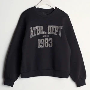 Vintage sweatshirt  - Oversized vintage sweatshirt i storlek L🤍passar S och M också!! Snyggt med oversized! Buda i kommentarerna‼️startbud 150kr!! Höj med minst 10kr🤍