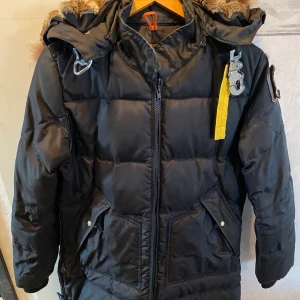 Parajumper long bear  - Superfint skick! Använd 1 vinter. Storlek small.