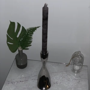 Mörkt marmor ljus 🕯 - Här är ett hemmagjordt mörkt marmor ljus. Frakten ingår INTE i priset! Om ni har några frågor, vill ha mer bilder eller är intresserade så kontakta oss :D 💕